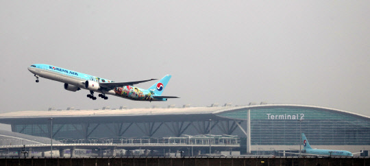 인천국제공항 제2여객터미널이 개항된 18일 오전 인천국제공항 제2여객터미널에서 대한항공 항공기가 이륙하고 있다. 연합뉴스